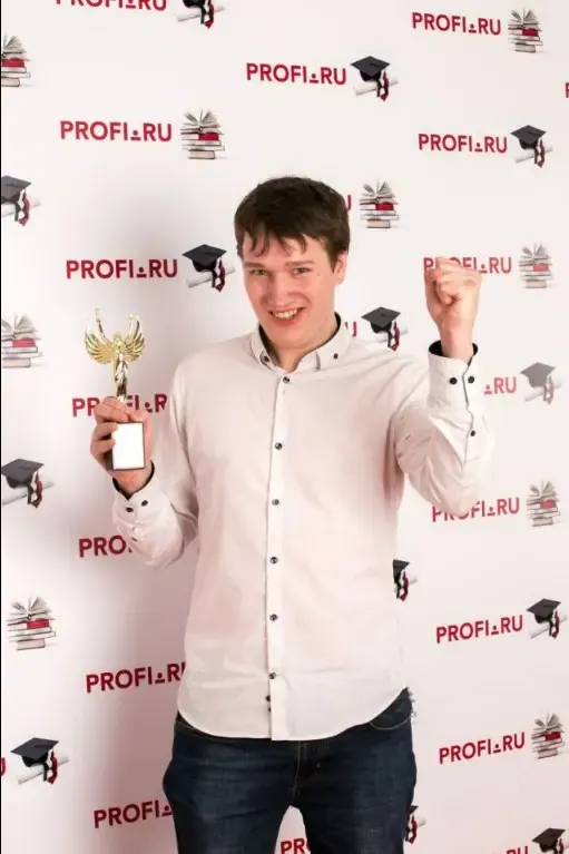Олег Богданов с наградой PROFI.RU